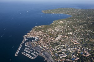 France, Var (83), Golfe de Saint Tropez, Prequ'île de Saint Tropez, village de Saint Tropez, le port, yacht de luxe, baie des Canebiers et pointe de Rabiou (vue aérienne)