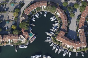 France, Var (83), golfe de Saint-Tropez, marina de la cité lacustre de Port Grimaud (vue aérienne)