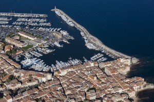 France, Var (83), Golfe de Saint Tropez, Prequ'île de Saint Tropez, village de Saint Tropez, le port, yacht de luxe  (vue aérienne)