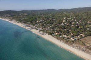 France, Var (83), presqu'ile de Saint-Tropez, commune de Ramatuelle, plages de Pampelonne, villas avec piscine (vue aerienne)