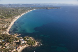 France, Var (83), presqu'ile de Saint-Tropez, commune de Ramatuelle, plages de Pampelonne, Bonne Terrasse près de Cap Camarat, ancienne villa d'Eddy Barlcay et ses nuits blanches  (vue aerienne)