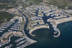 France, Var (83), golfe de Saint-Tropez, marina de la cité lacustre de Port Grimaud (vue aérienne)