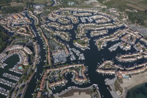 France, Var (83), golfe de Saint-Tropez, marina de la cité lacustre de Port Grimaud (vue aérienne)