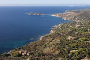 France, Var (83), presqu'ile de Saint-Tropez, Chateau Volterra et baie de Bonporteau  et Cap Taillat (vue aerienne)