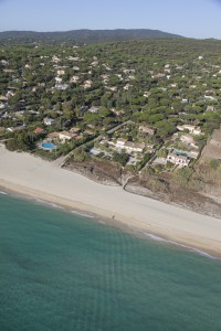 France, Var (83), presqu'ile de Saint-Tropez, commune de Ramatuelle, plages de Pampelonne, villas avec piscine (vue aerienne)