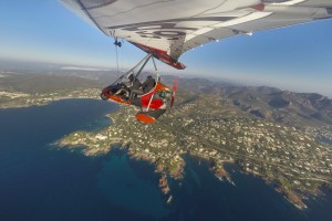 France, Var (83), Littoral, massif de l'Esterel, vol en ULM pendulaire Tarnag 912 Air Creation Bionix (vue aérienne)