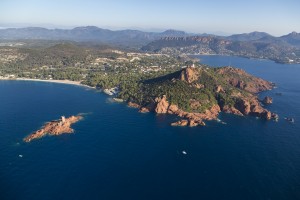 France, Var (83), littoral de la commune de Saint Raphaël, massif de l'Esterel, golfe de Fréjus, cap du Dramont, pointe du Dramont,  plage du débarquement, île d'or  (vue aérienne)