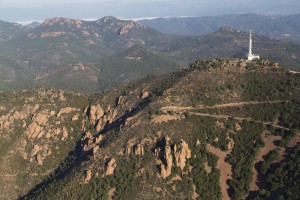 france, Var (83), commune de Saint Raphaël, Foret domaniale de l'Esterel, antenne du pic de l'ours à 496 m (vue aérienne)