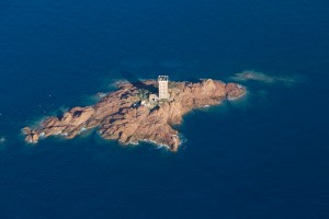 France, Var (83), littoral de la commune de Saint Raphaël, massif de l'Esterel, golfe de Fréjus, cap du Dramont, pointe du Dramont,   île d'or au large de la plage du débarquement (vue aérienne)