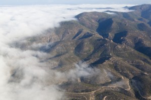france, Var (83), commune de Saint Raphaël, massif de l'Esterel, forêt domaniale de l'Esterel dans les nuages ou la brume (vue aérienne)