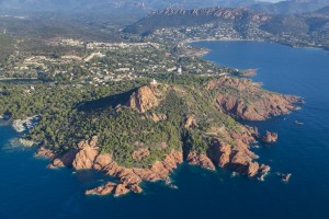 France, Var (83), littoral de la commune de Saint Raphaël, massif de l'Esterel, golfe de Fréjus, cap du Dramont, pointe du Dramont,  plage du débarquement, île d'or  (vue aérienne)