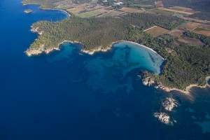 France, Var (83), littoral, corniche des Maures, commune du Lavandou, plage de l'Estagnol (vue aérienne)