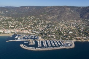 France, Var (83), littoral, corniche des Maures, commune du Lavandou, port (vue aérienne)