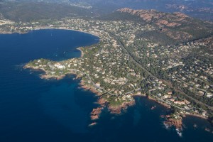 france, Var (83), littoral de la commune de Saint Raphaël, massif de l'Esterel, golfe de Fréjus, Rade d'Agay, Pointe de la Baumette  (vue aérienne)