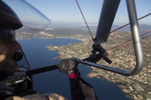 france, Var (83), littoral de la commune de Saint Raphaël, massif de l'Esterel, golfe de Fréjus, pilote d'ULM Pendulaire (vue aérienne)