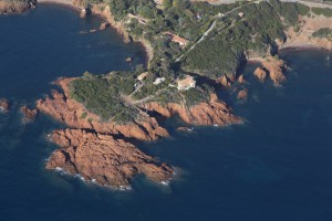 france, Var (83), littoral de la commune de Saint Raphaël, massif de l'Esterel, Le Trayas, pointe du Cap Roux (vue aérienne)