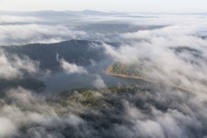 france, Var (83), Carcès, Lac de Sainte Suzanne dans les nuages et la brume (vue aérienne)