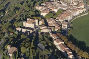 France, Var (83), Village perché de Toutour (vue aérienne)