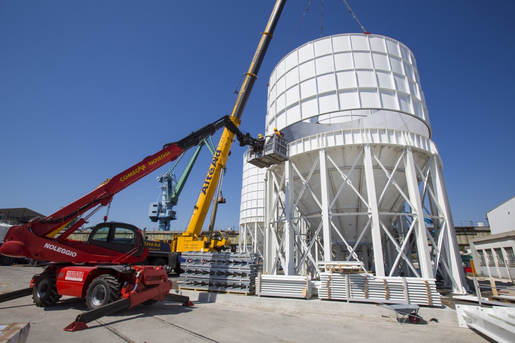 France, Bouches-du-Rhone (13), Marseille, Port de Marseille, construction de 6 silos à ciment. Entreprise InterTitan