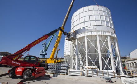 France, Bouches-du-Rhone (13), Marseille, Port de Marseille, construction de 6 silos à ciment. Entreprise InterTitan