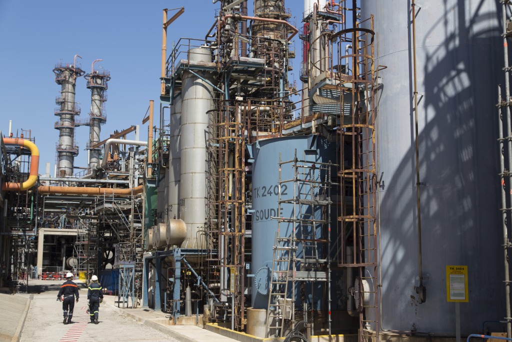 Martigues, site pétrochimique de Lavéra, raffinerie Petroineos qui alimente le vapocraqueur de Naphtachimie