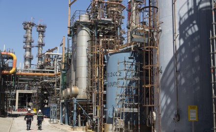 France, Bouches-du-Rhône (13), Martigues, site pétrochimique de Lavéra, raffinerie Petroineos qui alimente le  vapocraqueur de Naphtachimie, filliale de Total et Ineos.