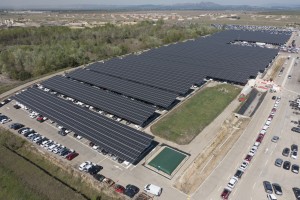 France, Bouches-du-Rhone (13), Miramas, STVA Sodemat, toit solaire ombrière Urbasolar sur le parking de 15000 véhicule, centrale solaire (vue aérienne)