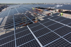 France, Bouches-du-Rhone (13), Miramas, STVA Sodemat, toit solaire ombrière Urbasolar sur le parking de 15000 véhicule, centrale solaire (vue aérienne)