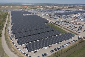 France, Bouches-du-Rhone (13), Miramas, STVA Sodemat, toit solaire ombrière Urbasolar sur le parking de 15000 véhicule, centrale solaire (vue aérienne)