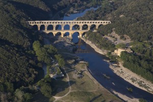 France, Gard (30), Pont du Gard, classé Patrimoine Mondial de l'UNESCO, aqueduc romain qui enjambe le Gardon (vue aérienne)