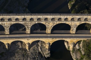 France, Gard (30), Pont du Gard, classé Patrimoine Mondial de l'UNESCO, aqueduc romain qui enjambe le Gardon (vue aérienne)