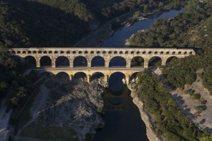 France, Gard (30), Pont du Gard, classé Patrimoine Mondial de l'UNESCO, aqueduc romain qui enjambe le Gardon (vue aérienne)