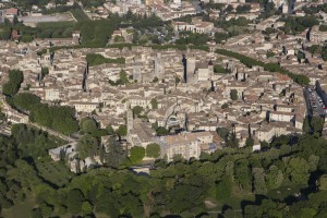 France, Gard (30), Uzès, le château Ducal dit le Duché d'Uzès et la cathédrale Saint-Théodorit avec la tour Fenestrelle (vue aérienne)