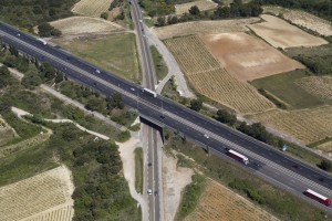 France, Gard (30), Fournes, Autoroute A9 La Languedocienne dans les vignes (vue aérienne)
