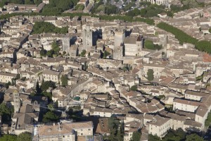 France, Gard (30), Uzès, le château Ducal dit le Duché d'Uzès et la cathédrale Saint-Théodorit avec la tour Fenestrelle (vue aérienne)