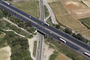 France, Gard (30), Fournes, Autoroute A9 La Languedocienne dans les vignes (vue aérienne)