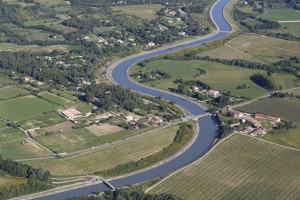 France, Bouches-du-Rhône (13), Le Puy-Sainte-Réparade, méandres du canal EDF (vue aérienne)