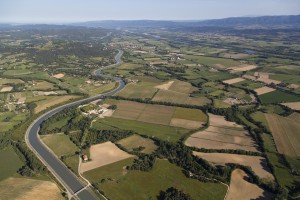 FFrance, Bouches-du-Rhône (13), Le Puy-Sainte-Réparade, méandres du canal EDF ou canal usinier de la Durance, château de Fonscolombe (vue aérienne)