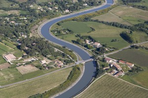 France, Bouches-du-Rhône (13), Le Puy-Sainte-Réparade, méandres du canal EDF (vue aérienne)