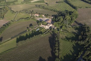 France, Bouches-du-Rhône (13), Rognes,  Château Beaulieu, domaine des Coteaux d’Aix-en-Provence (vue aérienne)