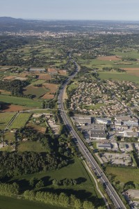 France, Bouches-du-Rhône (13), Venelles, Pôle d’Activités le long de la N96, du quartier des Logissons jusqu’à celui des Cabassols  (vue aérienne)