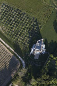 France, Bouches-du-Rhône (13), Le Puy Sainte Réparade, château La Coste en Provence, domaine des Coteaux d’Aix-en-Provence, centre d’art contemporain ( Richard Serra, Tadao Ando, Sean Scully, Liam Gillick) du collectionneur irlandais Patrick McKillen et  hotel de luxe (vue aérienne)