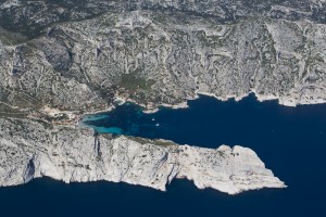 rance, Bouches-du-Rhône (13), Marseille et Cassis, Parc National des Calanques, massif des calanques, calanque de Sormiou et ses cabanons, bec de Sormiou (vue aérienne)