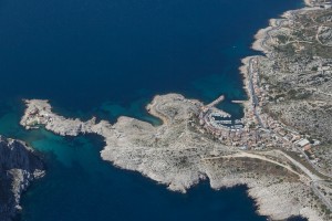 rance, Bouches-du-Rhône (13), Marseille, Parc National des Calanques, massif des calanques, village Les Goudes, anse de la Maronaise, cap croisette, baie des singes (vue aérienne)