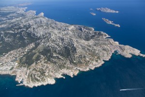 rance, Bouches-du-Rhône (13), Marseille, Parc National des Calanques, massif des calanques, village Les Goudes et archipel de Riou (vue aérienne)