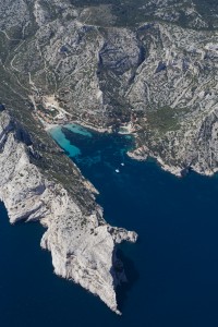 rance, Bouches-du-Rhône (13), Marseille et Cassis, Parc National des Calanques, massif des calanques, calanque de Sormiou et ses cabanons, bec de Sormiou (vue aérienne)