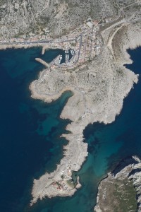 rance, Bouches-du-Rhône (13), Marseille, Parc National des Calanques, massif des calanques, village Les Goudes, anse de la Maronaise, cap croisette, baie des singes (vue aérienne)