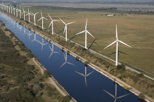 france, Bouches-du-Rhône (13), Camargue, Fos-sur-Mer,  Grand port maritime de Marseille  ou GPMM,  canal de la compagnie nationale du Rhône, parc éolien de Fos-sur-mer, 850 kw, 25 éoliennes de 75m de haut (vue aérienne)