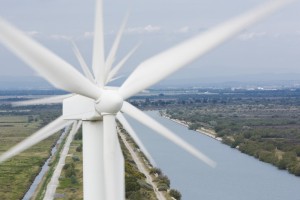 France, Bouches-du-Rhône (13), Camargue, canal de la compagnie nationale du Rhône, parc éolien de Fos-sur-mer, 850 kw, 25 éoliennes de 75m de haut, entretien par la société Vestas