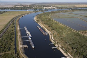 france, Bouches-du-Rhône (13), Camargue, Port-Saint-Louis-du-Rhône, Salin de Giraud,   canal de la compagnie nationale du Rhône, transport fluvial par péniche ou barge (vue aérienne)